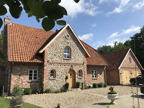 Bewertung Hausbau Cottagehaus mit Doppelgarage in Suderburg - Bauunternehmen Alan Berry aus Celle, ihr Maurer für englische Cottages und Landhäuser in Celle. Nachhaltiger Hausbau mit historischen Baustoffen. Bewertung Hausbau Cottagehaus mit Doppelgarage in Suderburg - Englische Cottages aus Celle - Bauunternehmen Alan Berry