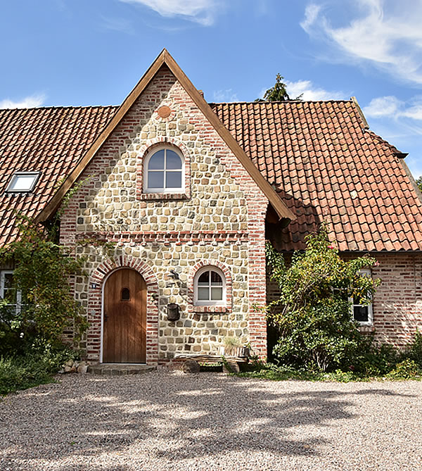 Ein typisches englisches Cottage in der Vorderansicht - Bauunternehmen Alan Berry aus Celle, ihr Maurer für englische Cottages und Landhäuser in Celle. Nachhaltiger Hausbau mit historischen Baustoffen. Typisches englisches Cottage - Englische Cottages aus Celle - Bauunternehmen Alan Berry